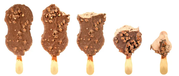Pokousaný zmrzlinu s čokoládou tyč — Stock fotografie