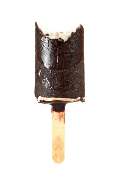 Δαγκωμένη παγωτό με σοκολάτα σε ένα ραβδί — Φωτογραφία Αρχείου