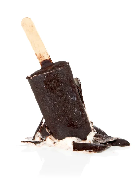 Gelado caído com chocolate em um pau — Fotografia de Stock