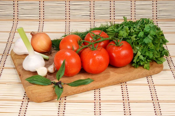 Frische Tomaten auf einem Zweig — Stockfoto