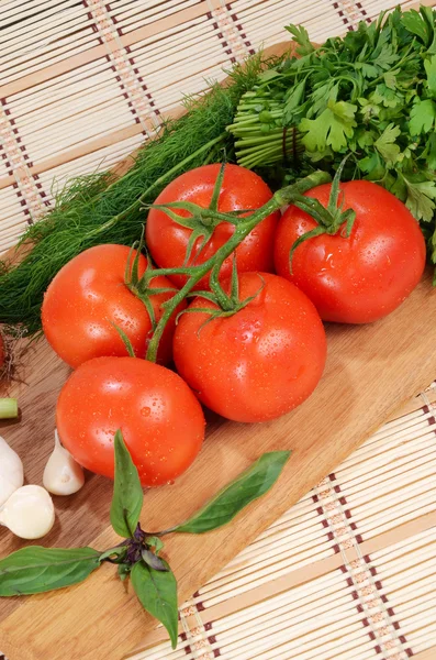 Färska tomater på en gren — Stockfoto