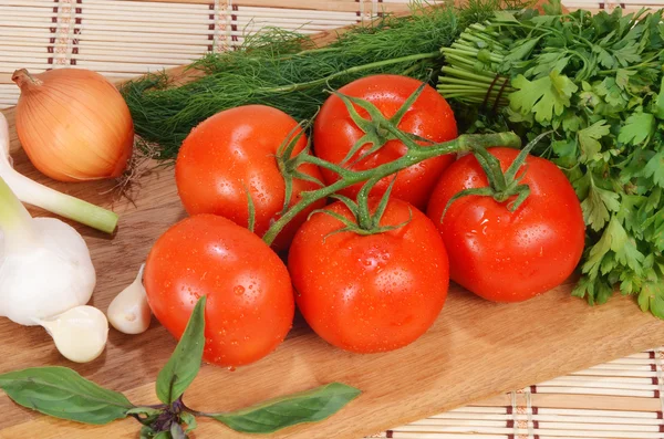 Свежие помидоры на ветке — стоковое фото