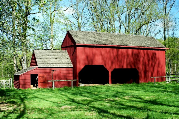 Staré dřevěné červená stodola — Stock fotografie