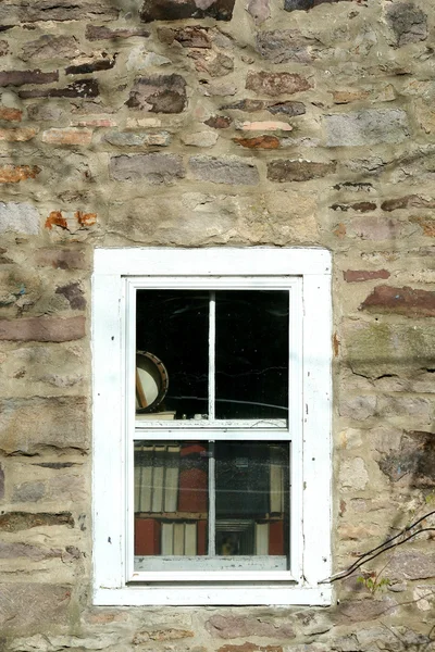 Vecchia finestra con libri — Foto Stock