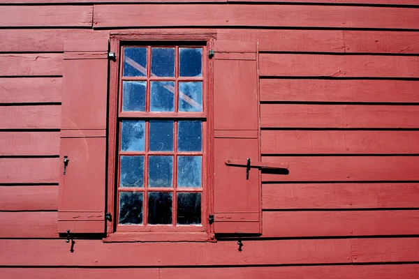 Παλιό παράθυρο με παντζούρια — Φωτογραφία Αρχείου