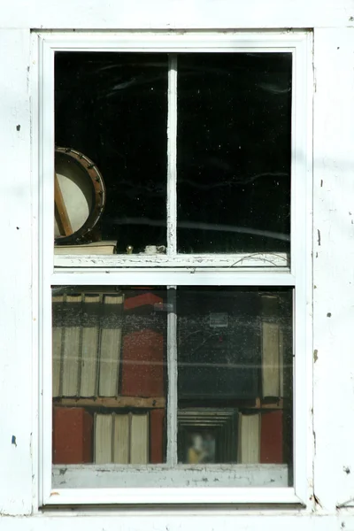 Kitaplar ile eski pencere — Stok fotoğraf