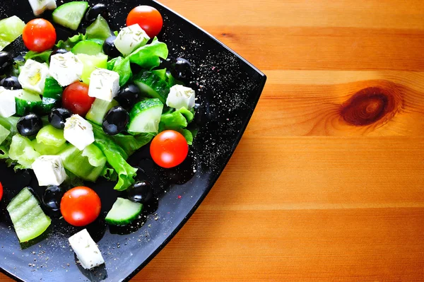 Φυσική ελληνική σαλάτα σερβιρισμένη σε πιάτο — Φωτογραφία Αρχείου