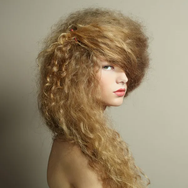 Porträtt av vacker kvinna med elegant frisyr — Stockfoto
