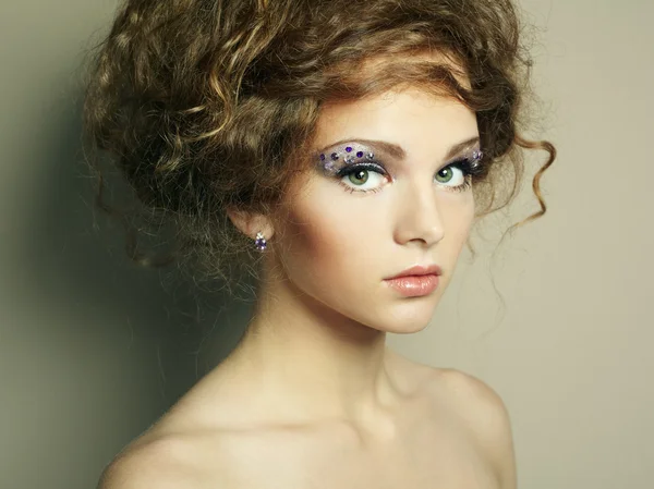 Şık bir saç modeli ile güzel bir kadın portresi — Stok fotoğraf