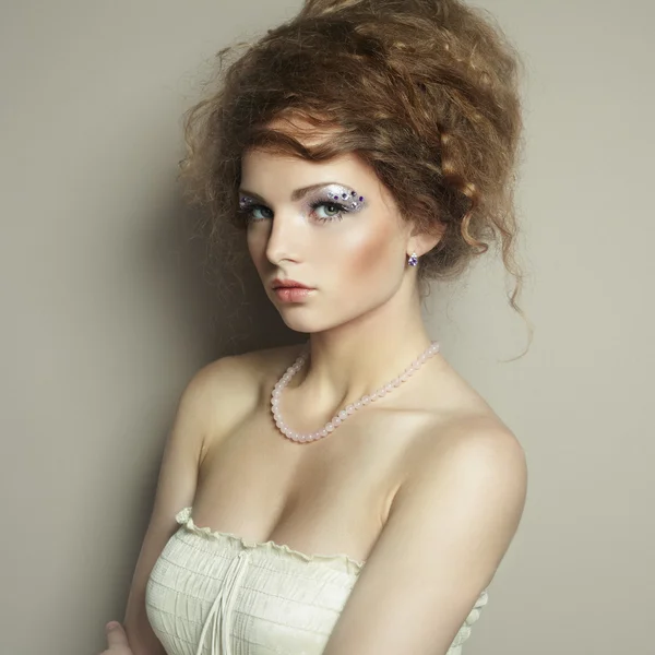 Portret van mooie vrouw met elegante kapsel — Stockfoto