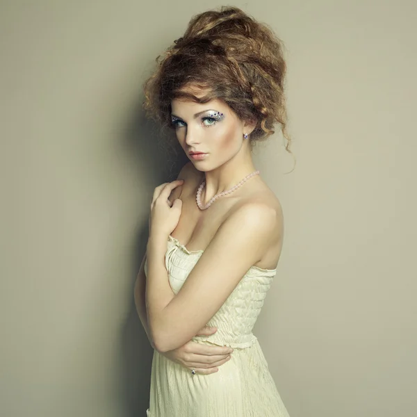 Retrato de mulher bonita com penteado elegante — Fotografia de Stock