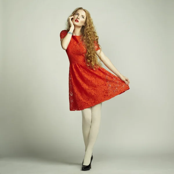 年轻妩媚的女人穿红裙子的时尚照片 — 图库照片