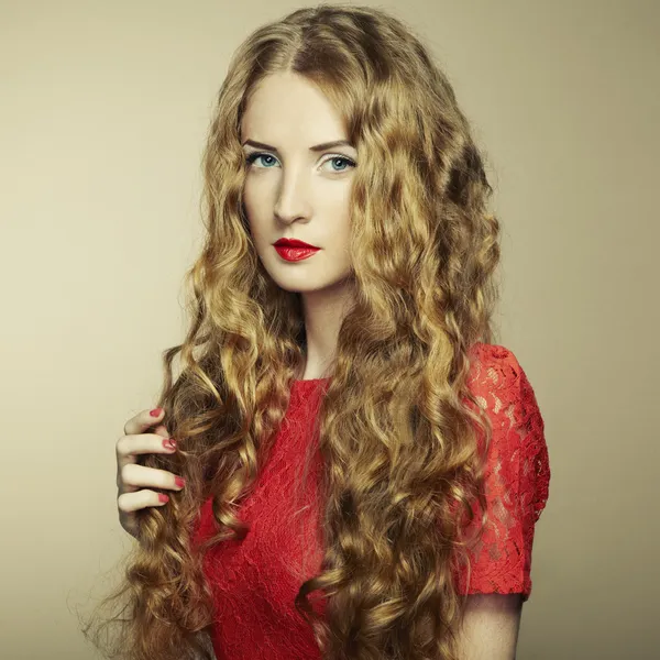 Portret van mooie vrouw met rood haar in rode jurk — Stockfoto