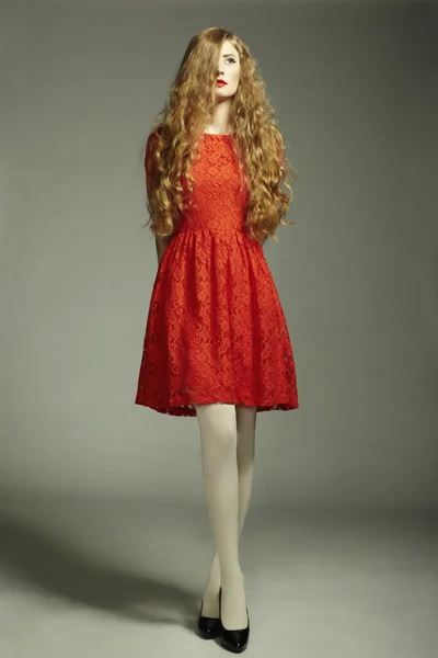빨간 드레스에 아름 다운 젊은 여자의 패션 사진 — 스톡 사진