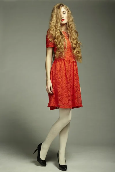 Kırmızı elbiseli genç muhteşem kadın moda fotoğrafı — Stok fotoğraf