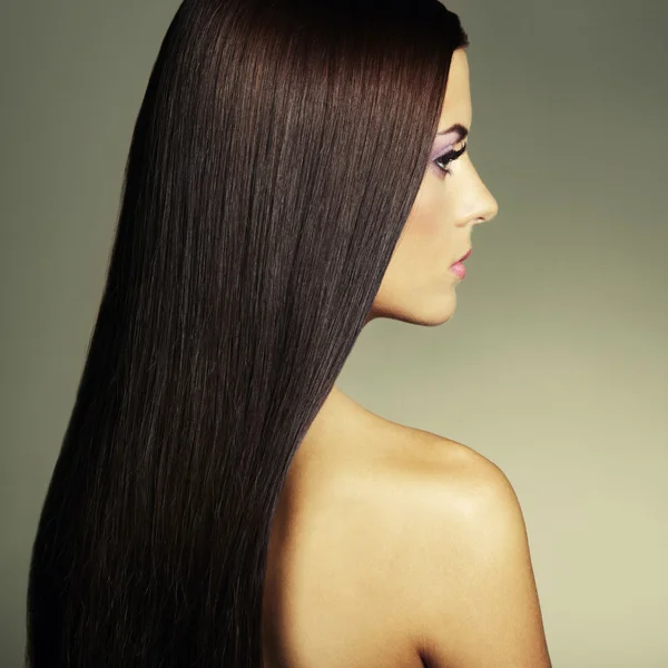 Modefoto einer jungen Frau mit dunklen Haaren — Stockfoto