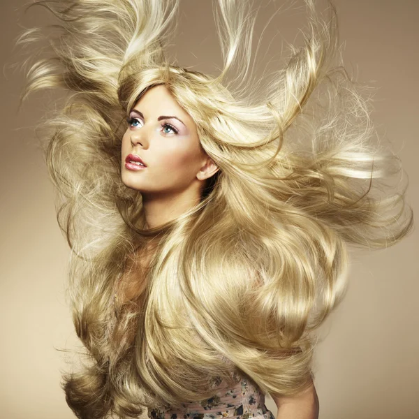 Foto de mujer hermosa con pelo magnífico — Foto de Stock