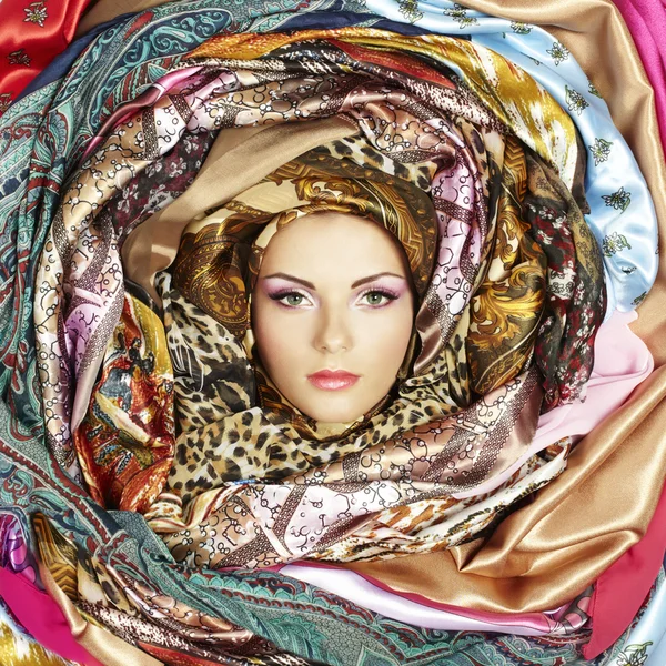 Молода жінка стикається з шарфами — стокове фото