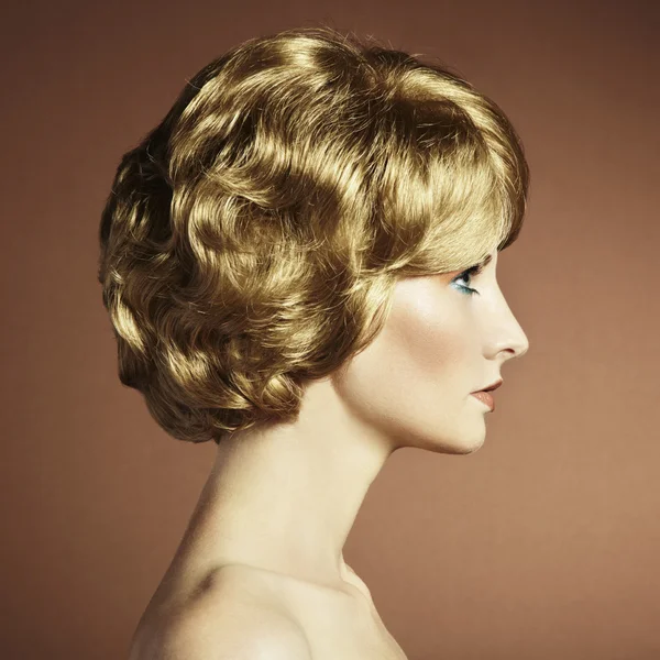 エレガントなヘアスタイルで美しい官能的な女性の肖像画 — ストック写真