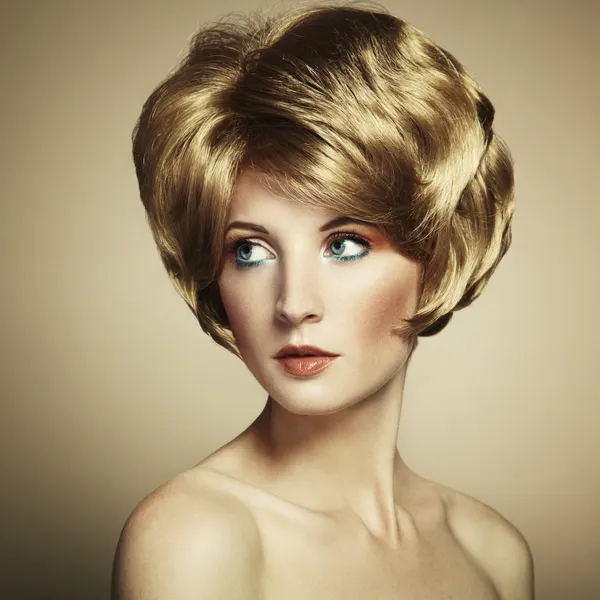 エレガントなヘアスタイルで美しい官能的な女性の肖像画 — ストック写真