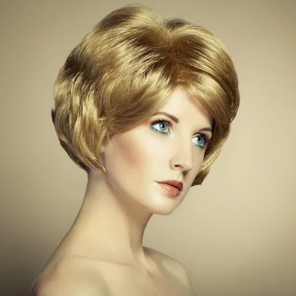 Şık bir saç modeli ile güzel bir şehvetli kadın portresi — Stok fotoğraf