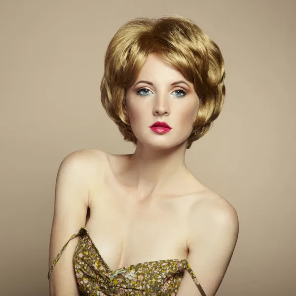 Szép érzéki nő, elegáns frizura portréja — Stock Fotó