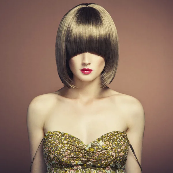 Porträt einer schönen sinnlichen Frau mit eleganter Frisur — Stockfoto