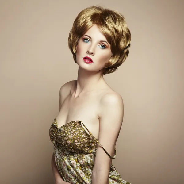 Portrait de belle femme sensuelle avec une coiffure élégante — Photo