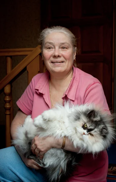The elderly lady with a cat — Stock Photo, Image
