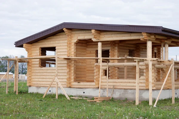 Rumah kayu sedang dibangun — Stok Foto