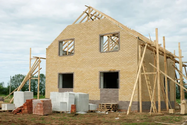 Casa de tijolo em construção — Fotografia de Stock