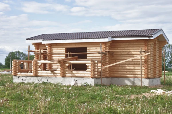Rumah pinggiran kota kecil sedang dibangun — Stok Foto