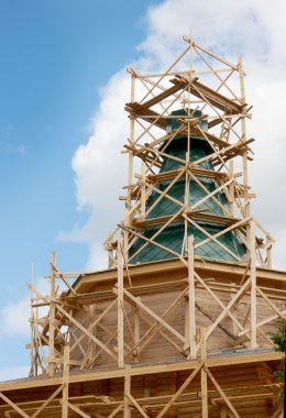 ereksiyon çadırın ahşap bir kilise. Rusya