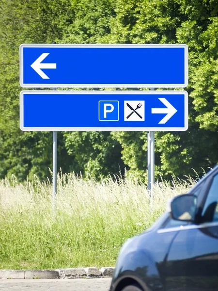 Синий дорожный знак — стоковое фото