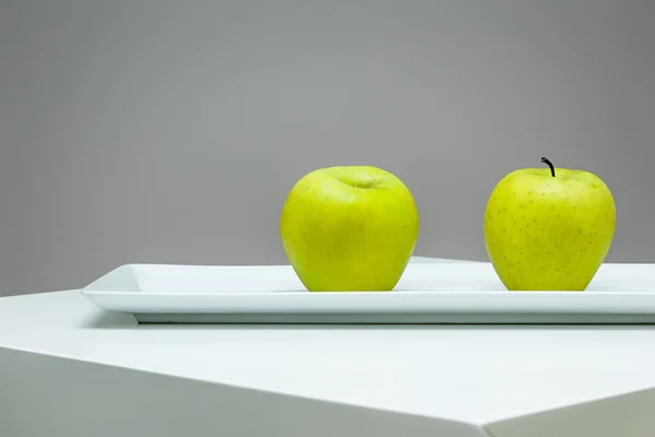 Два яблука — стокове фото