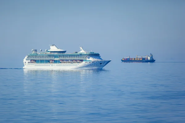 Navios no mar Azul — Fotografia de Stock