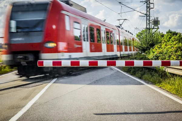Trainen op de kruising van de spoorweg — Stockfoto