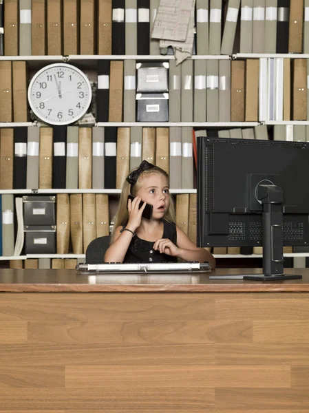 Young business girl on the phone — Stock Photo, Image