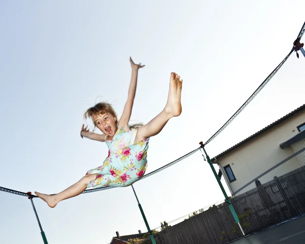 Jovem salto menina — Fotografia de Stock