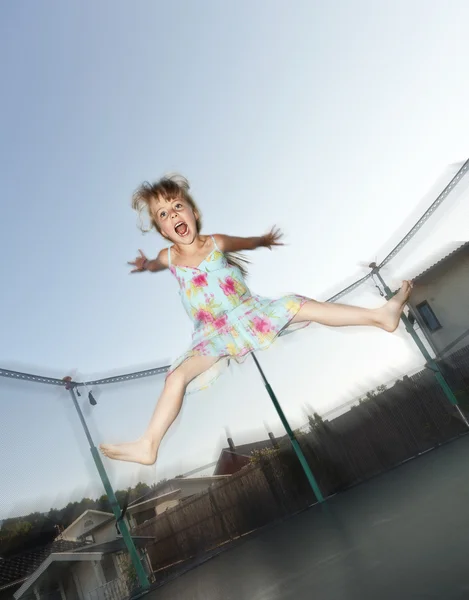 Молодая девушка прыгает — стоковое фото