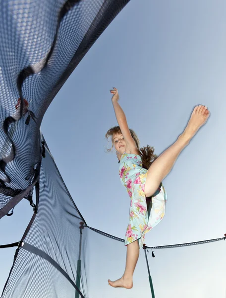 Молодая девушка прыгает — стоковое фото