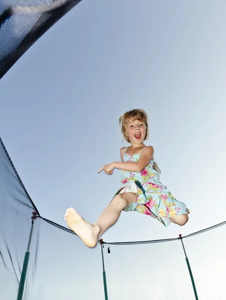 Chica joven salto —  Fotos de Stock
