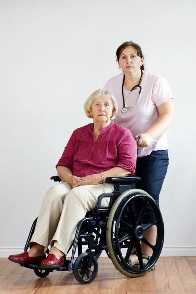 Äldre kvinna och stöd eller sjuksköterska — Stockfoto