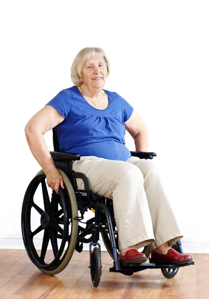 Ανώτερος γυναίκα σε αναπηρική καρέκλα πάνω από λευκό — Φωτογραφία Αρχείου