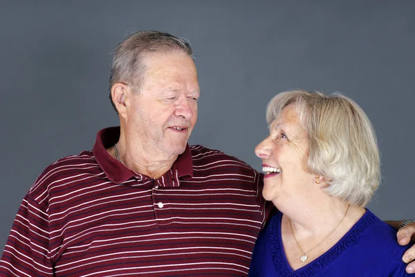 Boldog idősebb pár nevetve — Stock Fotó