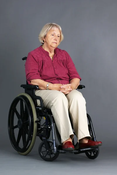 Tekerlekli sandalyede üzgün kadın kıdemli — Stok fotoğraf
