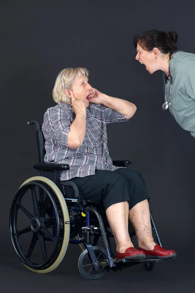 Starszy nadużycie starszy kobieta będąc krzyknął przez pielęgniarki — Zdjęcie stockowe