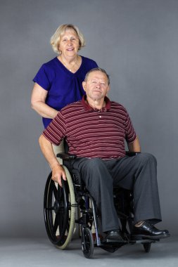 adam tekerlekli sandalyeye mahkum olan Kıdemli Çift