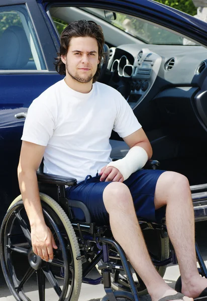 Young man with broken arm in hospital lot — Stock Photo, Image