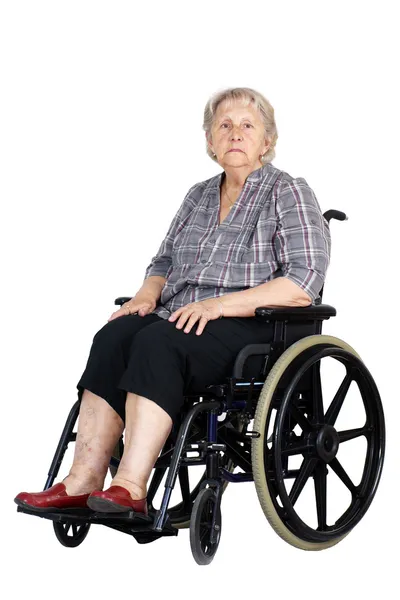 不开心的高级女人坐在轮椅上 — 图库照片